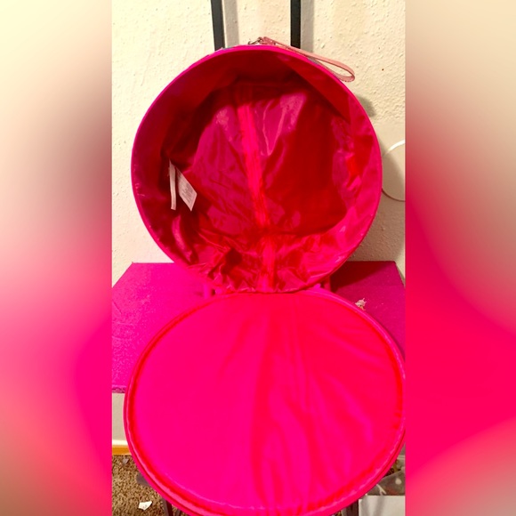 Mini-mouse round travel case. Brand new. No flaws. - Picture 3 of 5